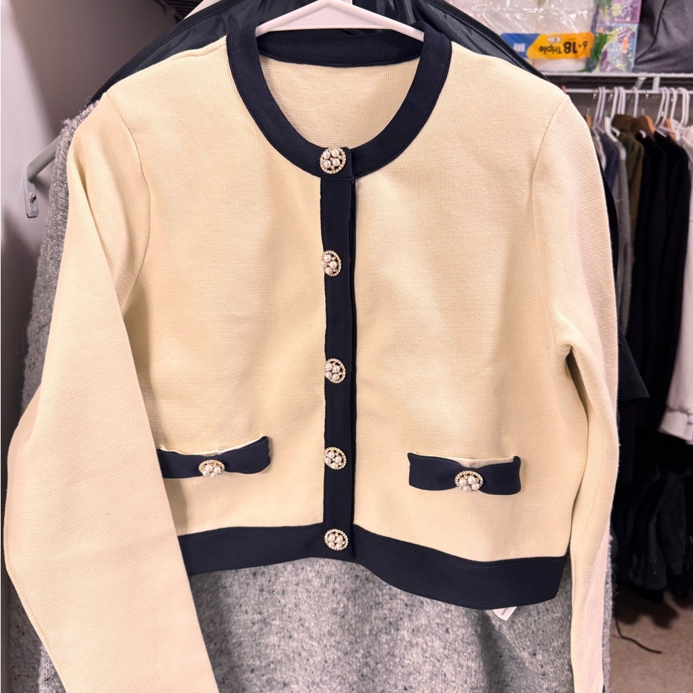Cream & navy 2 piece suit. Excellent condition - Picture 6 of 9